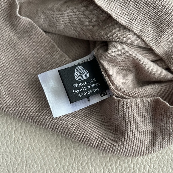 NWOT - Uniqlo Women’s 100% Wool V Neck Fine Knit Sweater - Size L - Picture 5 of 6